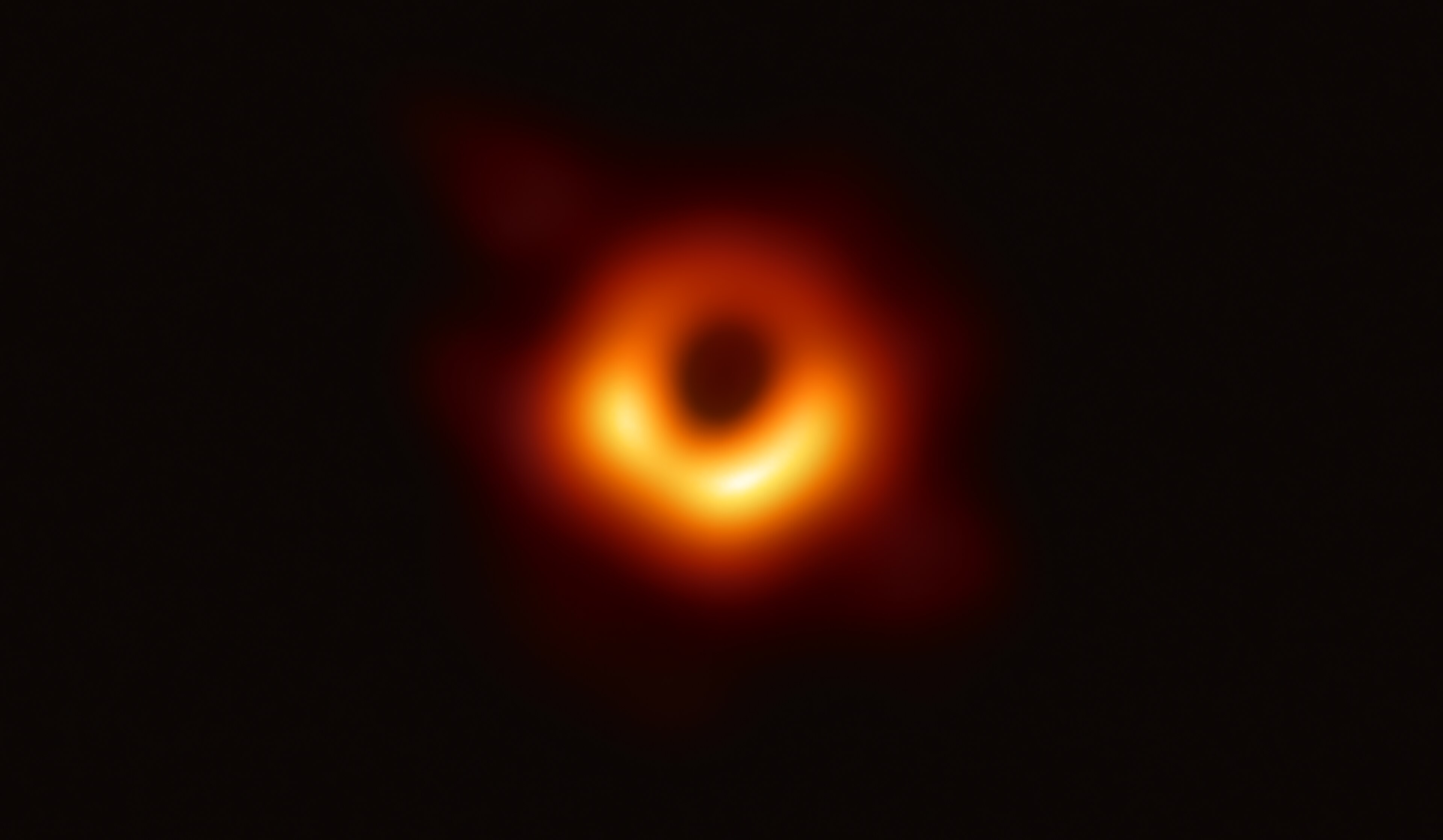 Rappresentazione artistica di un buco nero supermassiccio con il suo disco di accrescimento che distorce lo spazio-tempo circostante.