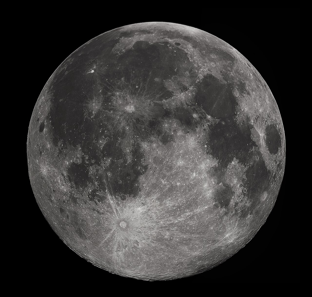 La Luna piena fotografata con i suoi crateri e mari lunari