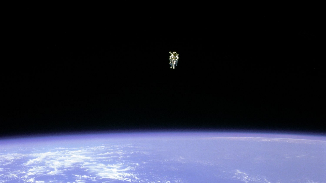 Bruce McCandless, l’astronauta che fluttuò libero nello spazio
