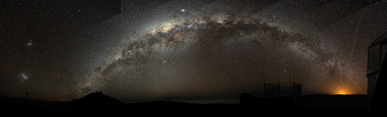 L'arco della Via Lattea che attraversa il cielo notturno estivo