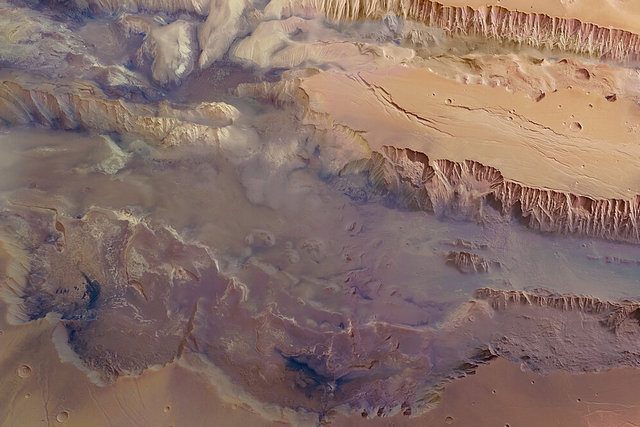 Il Trace Gas Orbiter di ExoMars ha scoperto un enorme deposito di acqua su Marte