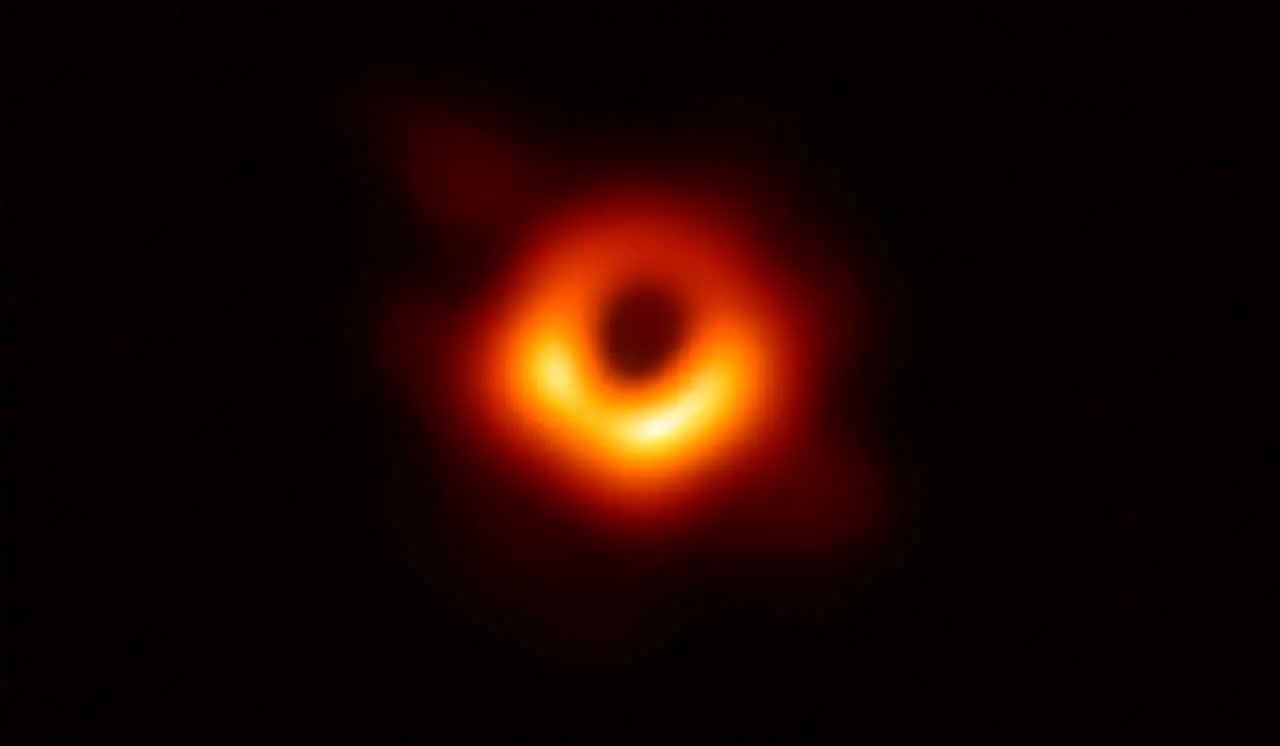 La prima storica foto di un buco nero