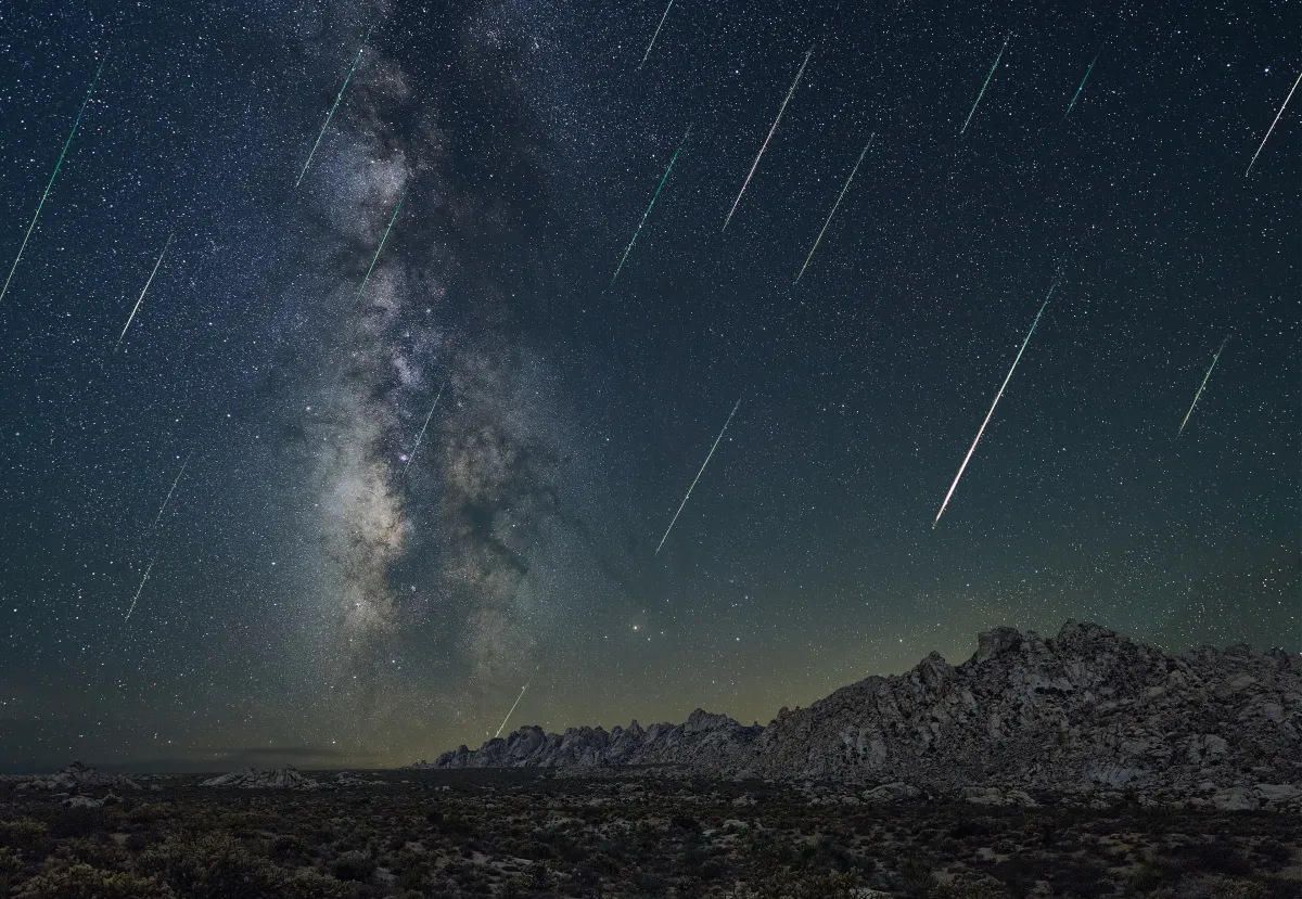 Sciame meteorico o stella cadente che attraversa la Via Lattea