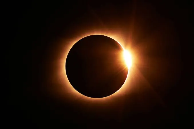 L'eclissi del 12 agosto: il Sole a falce che tramonta sull'Italia
