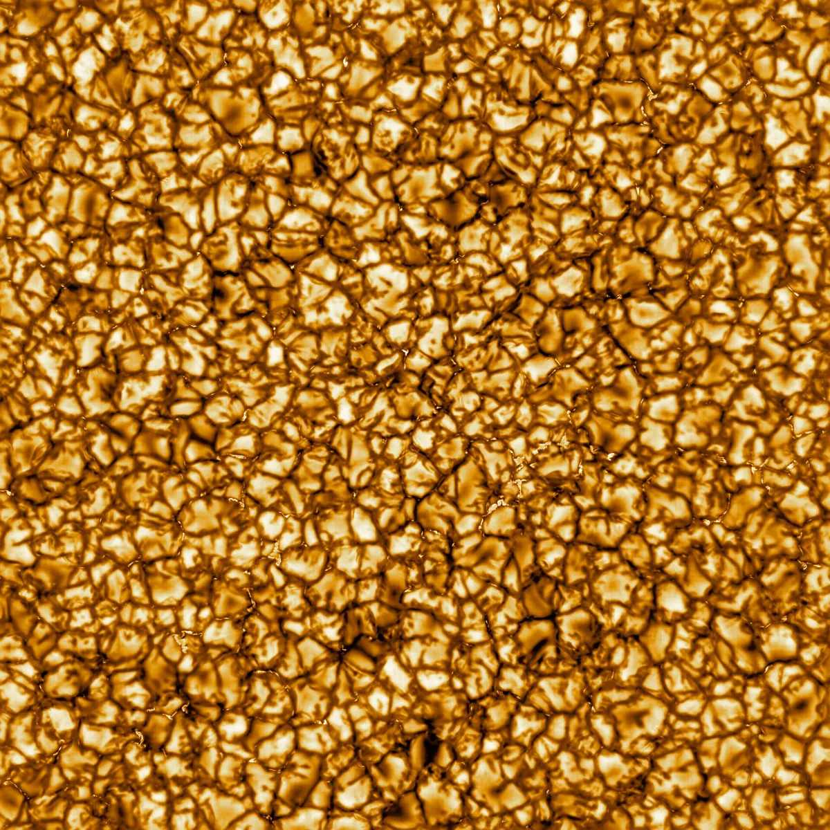 Immagine ravvicinata della superficie solare che mostra i dettagli del plasma ribollente e granulare