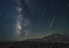 Sciame meteorico o stella cadente che attraversa la Via Lattea