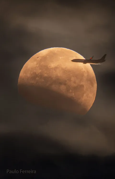 A Plane Lunar Eclipse