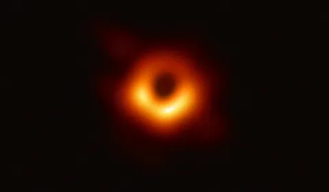 Rappresentazione artistica di un buco nero supermassiccio con il suo disco di accrescimento che distorce lo spazio-tempo circostante.