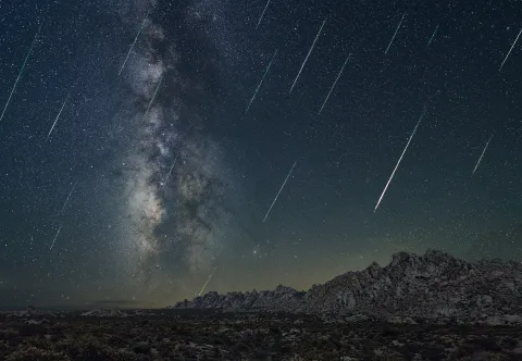 Sciame meteorico o stella cadente che attraversa la Via Lattea